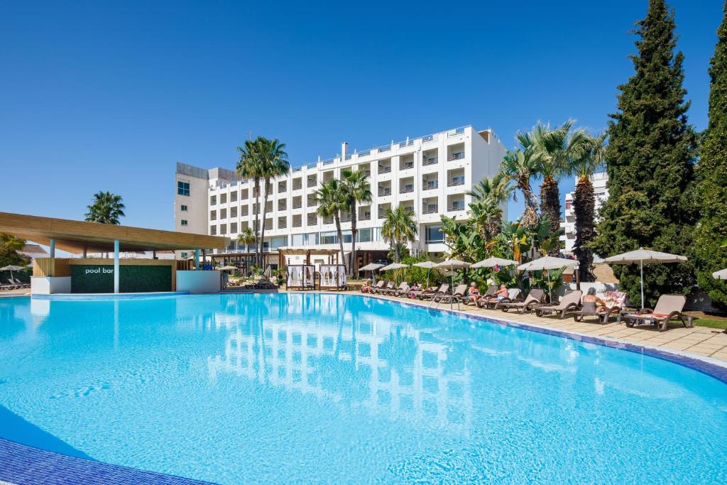 塔维拉AP Maria Nova Lounge - Adults Friendly的酒店前方的大型游泳池