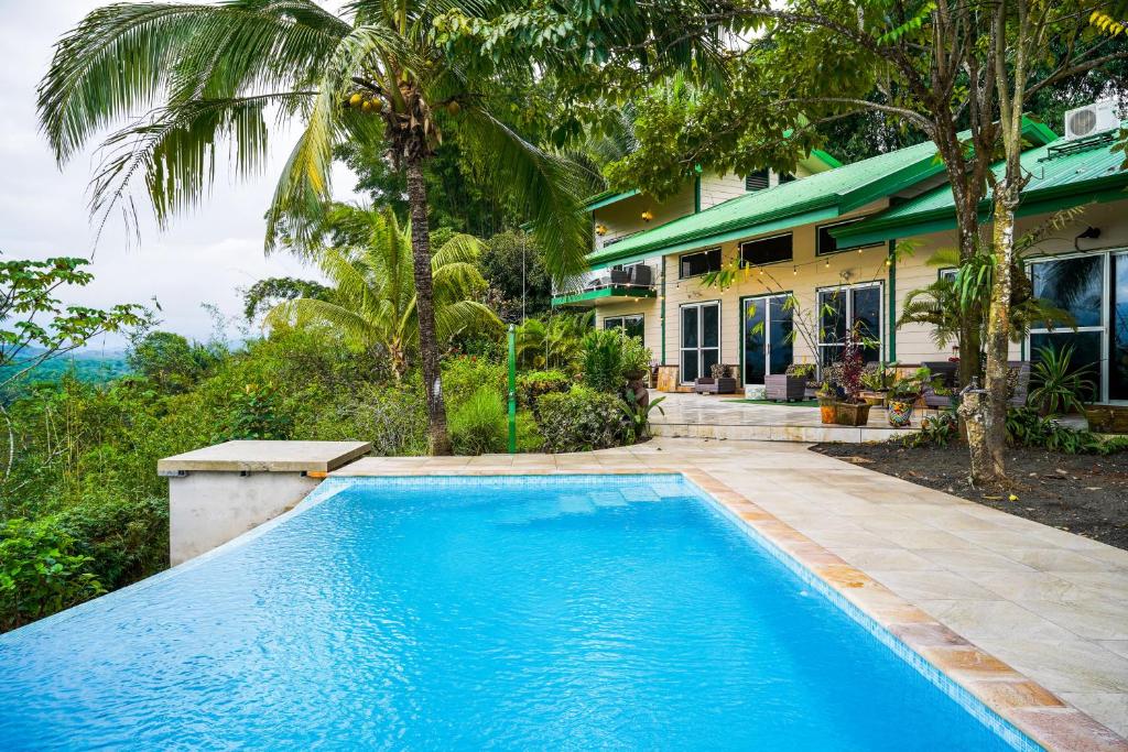 奎波斯城Jungle Jewel的房屋前的游泳池