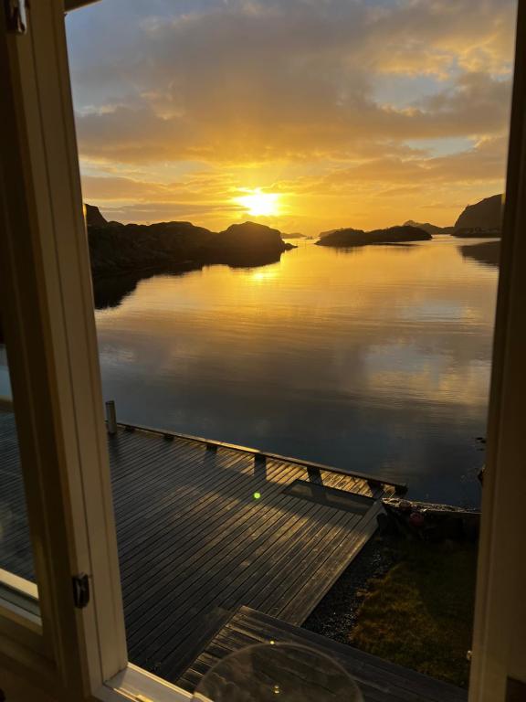 SennesvikSennesvik Apartments Lofoten的从窗口欣赏日落美景