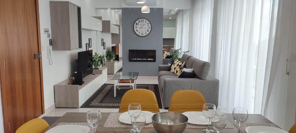 维多利亚Bright Stylish Apartment的一间带桌椅的用餐室和一间客厅