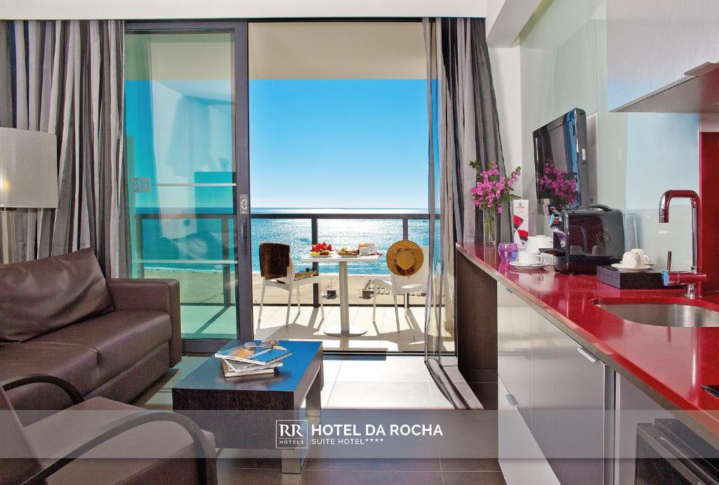 波尔蒂芒RR Hotel da Rocha的客厅配有沙发和桌子