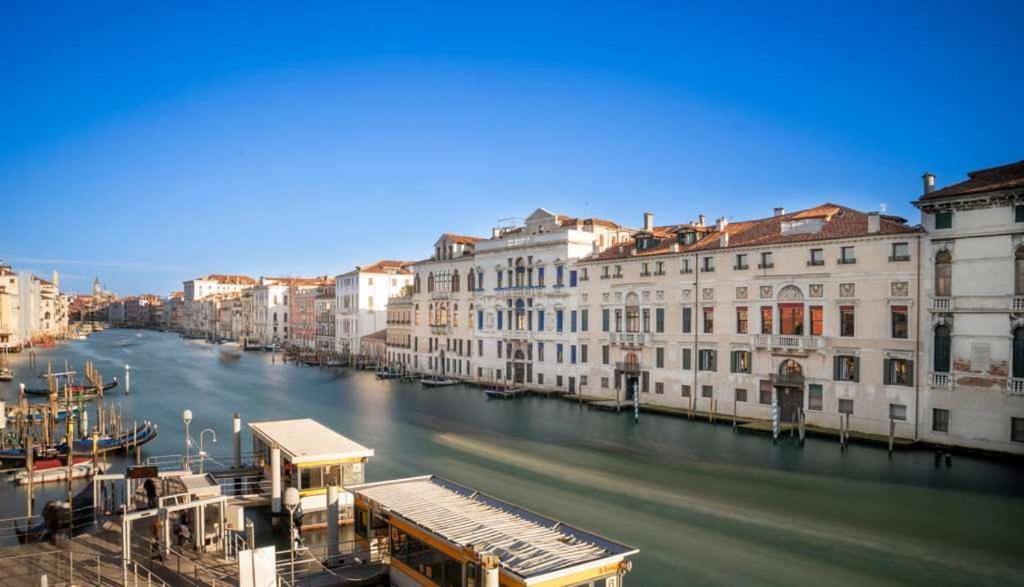 威尼斯Mocenigo Grand Canal Luxury Suites的城市中河流景观,建筑