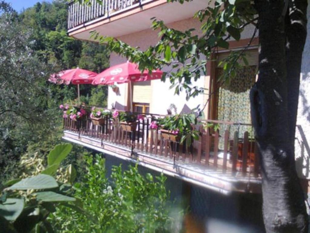 Teriasca拉玛格丽特迪特里亚斯卡住宿加早餐旅馆的大楼内带桌子和遮阳伞的阳台