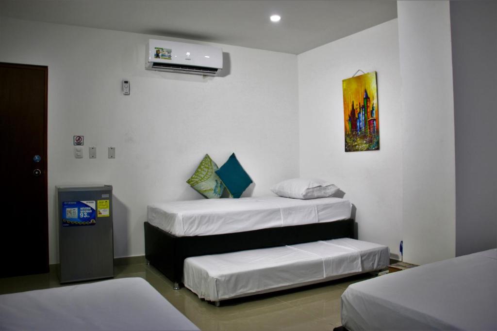 Puerto de GairaMigaloo Hostal Rodadero的一间客房内配有两张床的房间