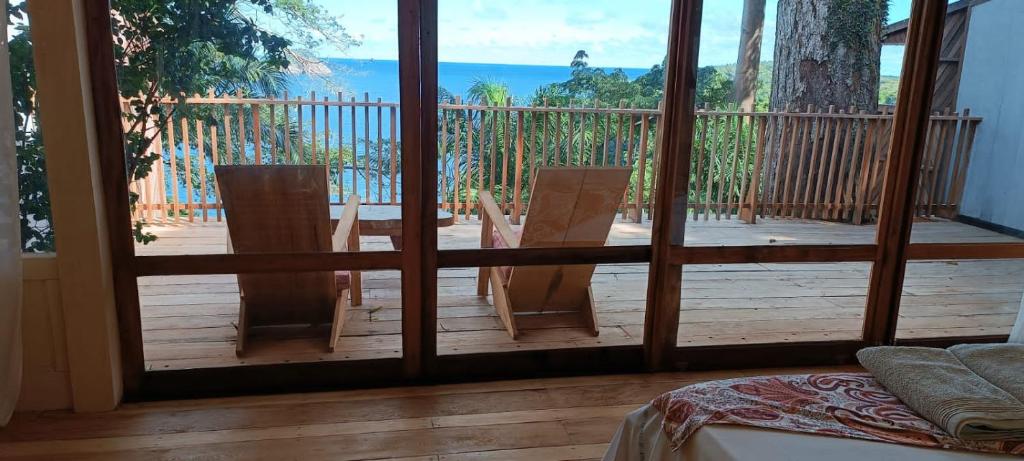 SantʼAnaTribal Green Camp-Private Room 4的客房设有带桌椅的阳台。