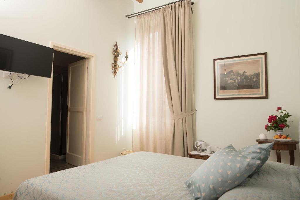 蓬帕特图里La dimora dell'artista的一间卧室设有一张床和一个窗口