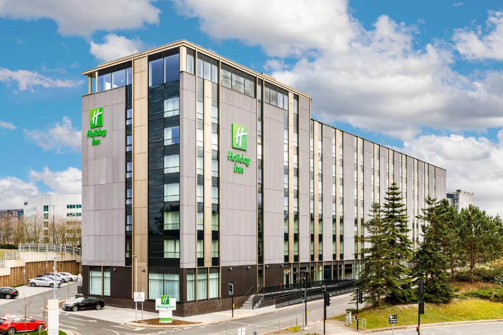 霍尔Holiday Inn Manchester Airport, an IHG Hotel的一座以酒店名称命名的办公楼