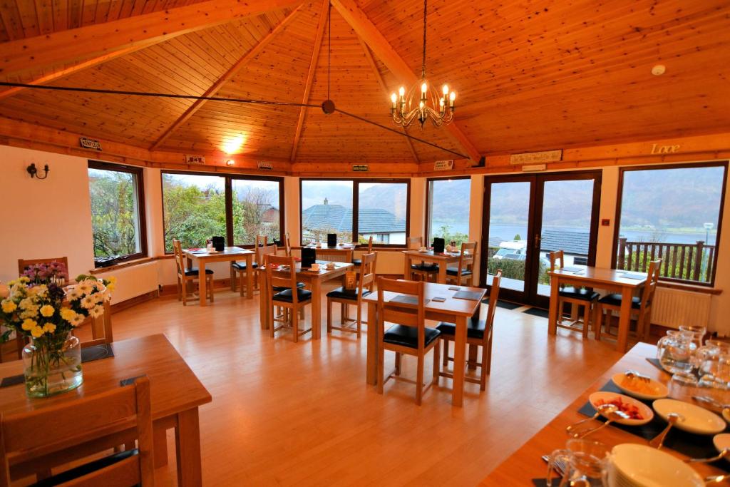 威廉堡龙垦怡景酒店的用餐室设有桌椅和窗户。