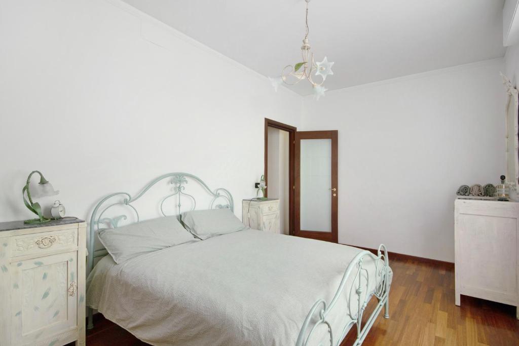 博格利斯科Lo scoglio的一间白色卧室,配有一张床和一个梳妆台
