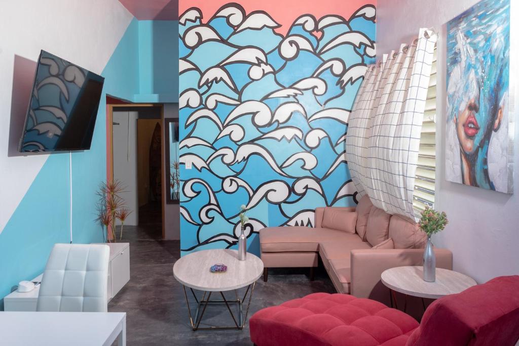 圣胡安Casa Vibe San Juan Great for large groups的客厅配有沙发和波浪壁画