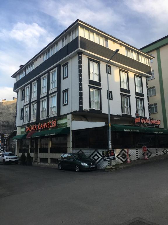 BostancıGalata Apart Suite的前面有停车位的建筑