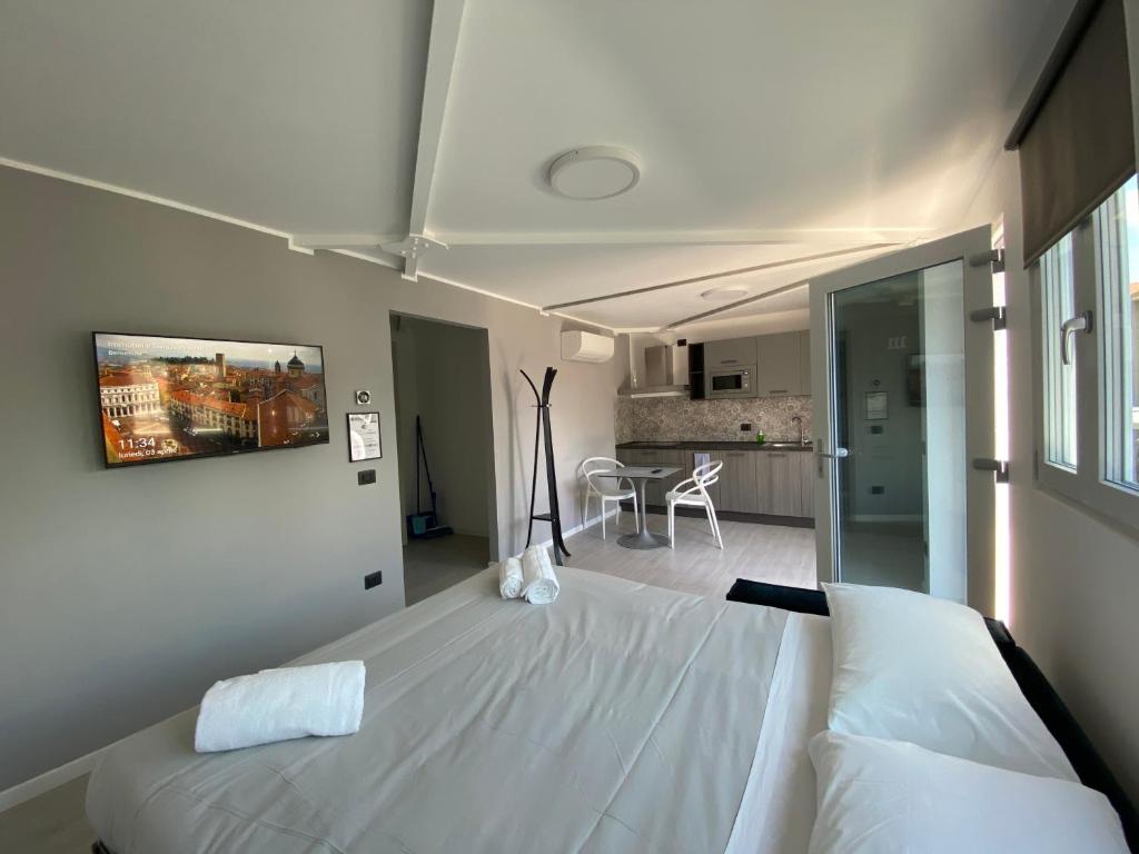 贝加莫Corridoni33 - Immobili e Soluzioni Rent的一间带白色大床的卧室和一间厨房