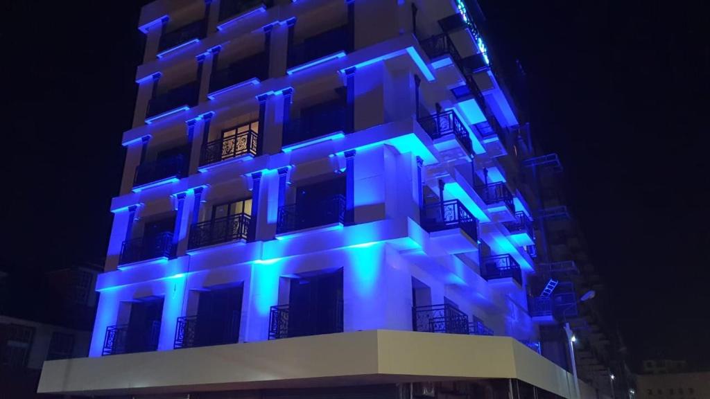 帕拉马里博Royal Breeze Paramaribo的建筑的侧面有蓝色的灯光