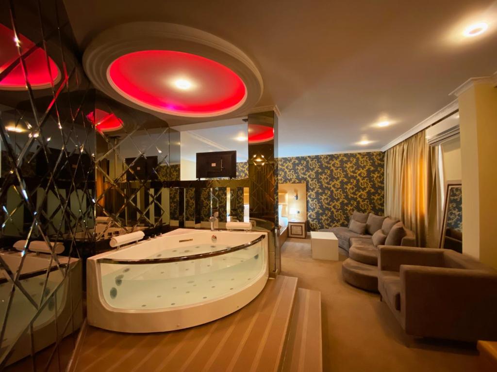 地拉那Hotel Deluxe的一间位于中间的带浴缸的大客厅