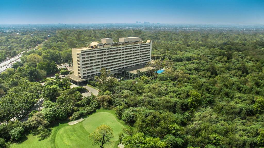 新德里新德里欧贝罗伊酒店的高尔夫球场上建筑物的顶部景观