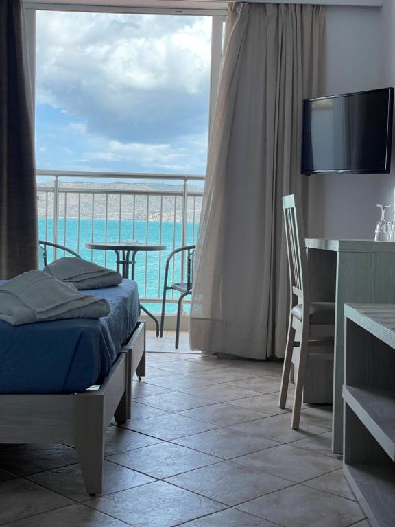 伊罗达Aristea Hotel的一间卧室配有一张床,享有海景