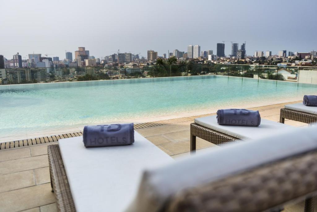 罗安达阿尔瓦拉德酒店的从大楼屋顶上可欣赏到游泳池的景色