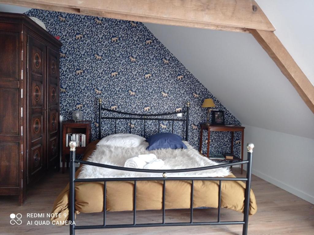 泰尔地区罗谢福尔Chez Catherine的一间卧室配有一张蓝色墙壁的床
