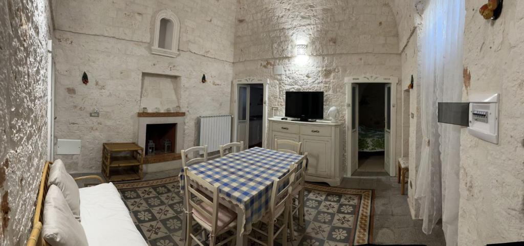 洛科罗通多trulli Annina的一间设有桌子和电视的房间