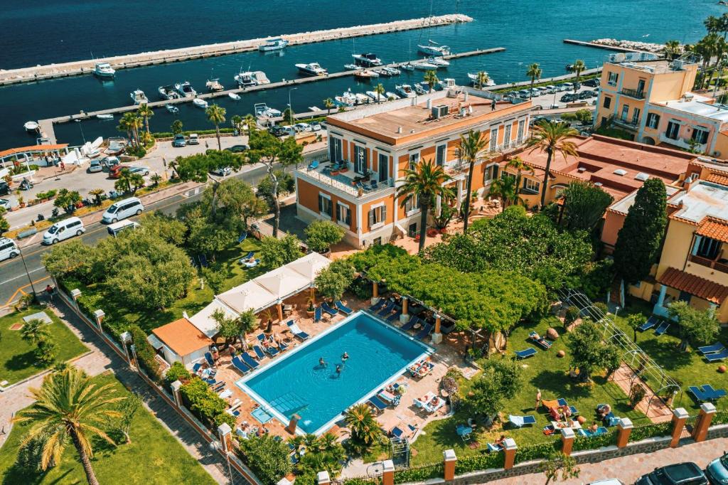 伊斯基亚Hotel Villa Svizzera Terme的享有带游泳池的度假村的空中景致
