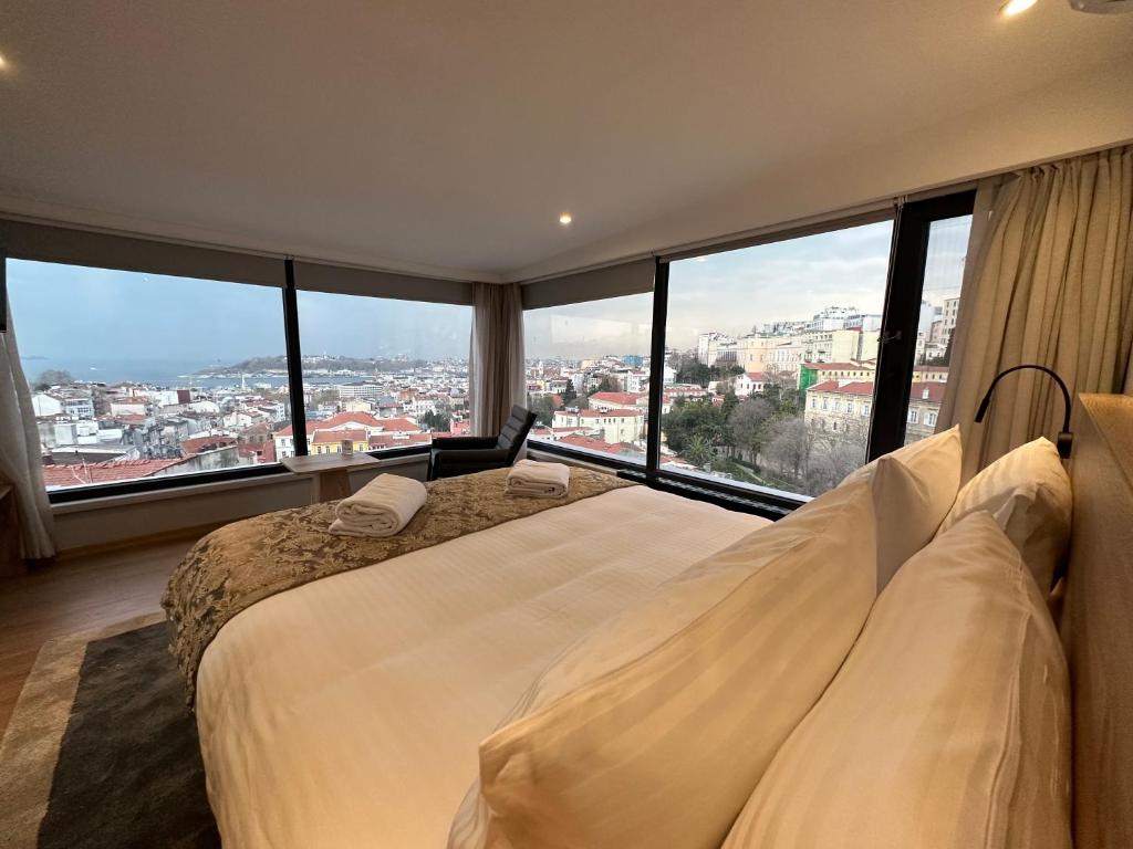 伊斯坦布尔Louis Rooms的一间卧室设有一张大床和大窗户