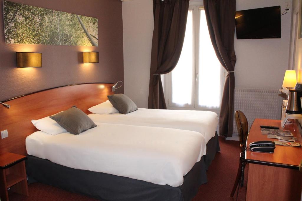 巴黎基里亚德意大利格贝林十三酒店的酒店客房配有两张床和一张书桌
