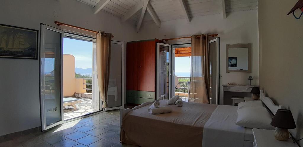 费斯卡尔德宏维里诺Il酒店的一间带大床的卧室和一个阳台