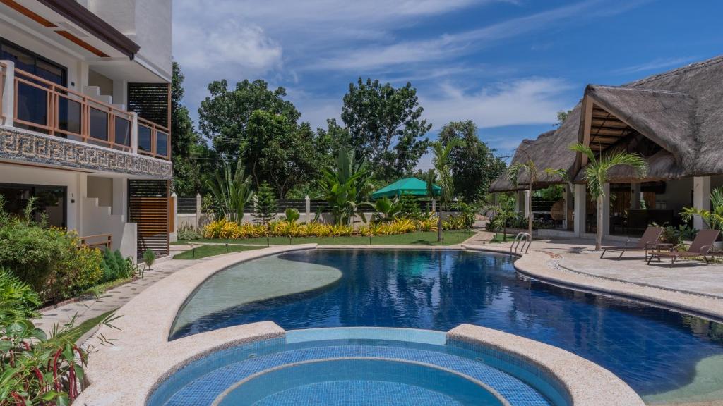 道伊斯The Mayana Resort的一座房子后院的游泳池