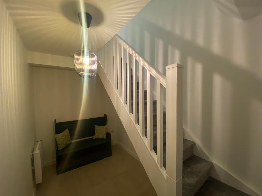 穆林加尔Harry’s place的走廊上设有吊灯的楼梯