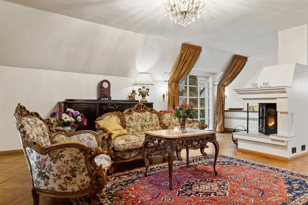 塔林Villa Muusa的客厅配有沙发和桌子