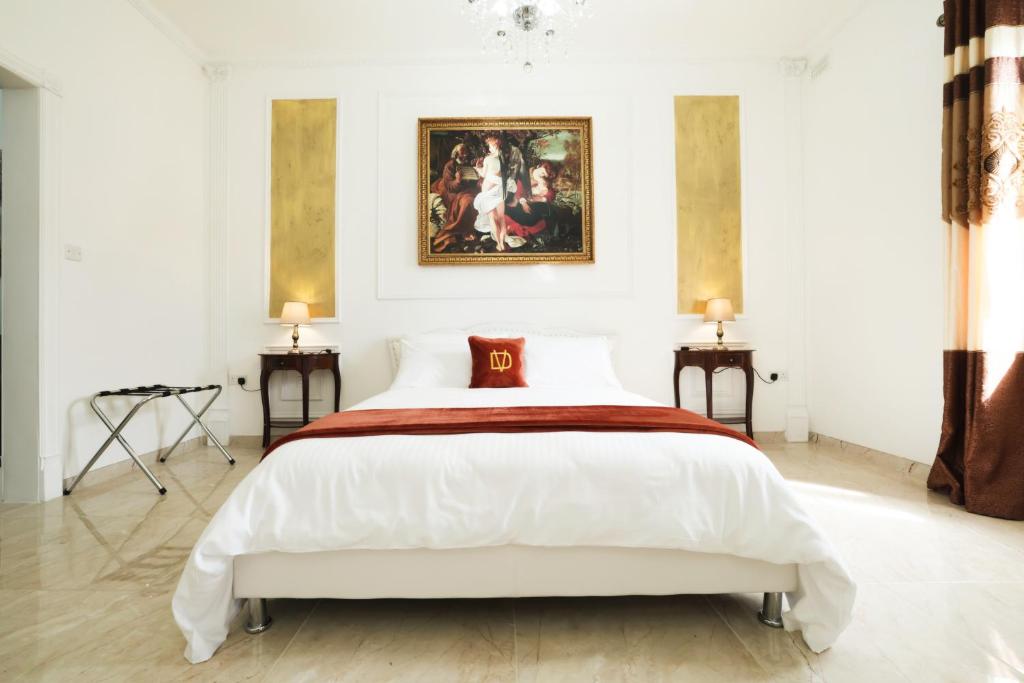 斯利马Di Valentina Boutique Living的一间卧室配有一张壁画床