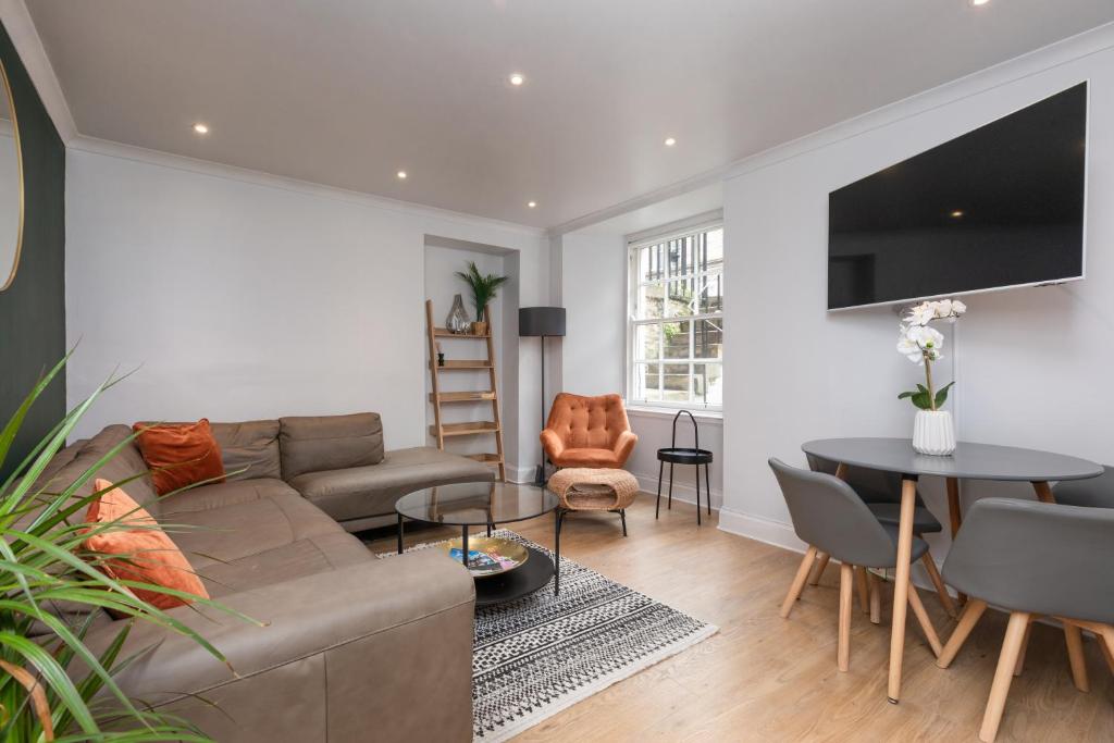 爱丁堡The Edinburgh Meadows Apartment的客厅配有沙发和桌子