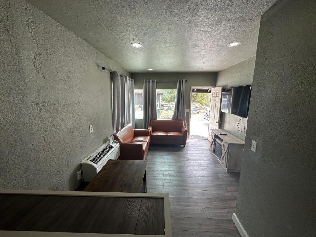 山间步道出租度假山林小屋的电视和&#47;或娱乐中心
