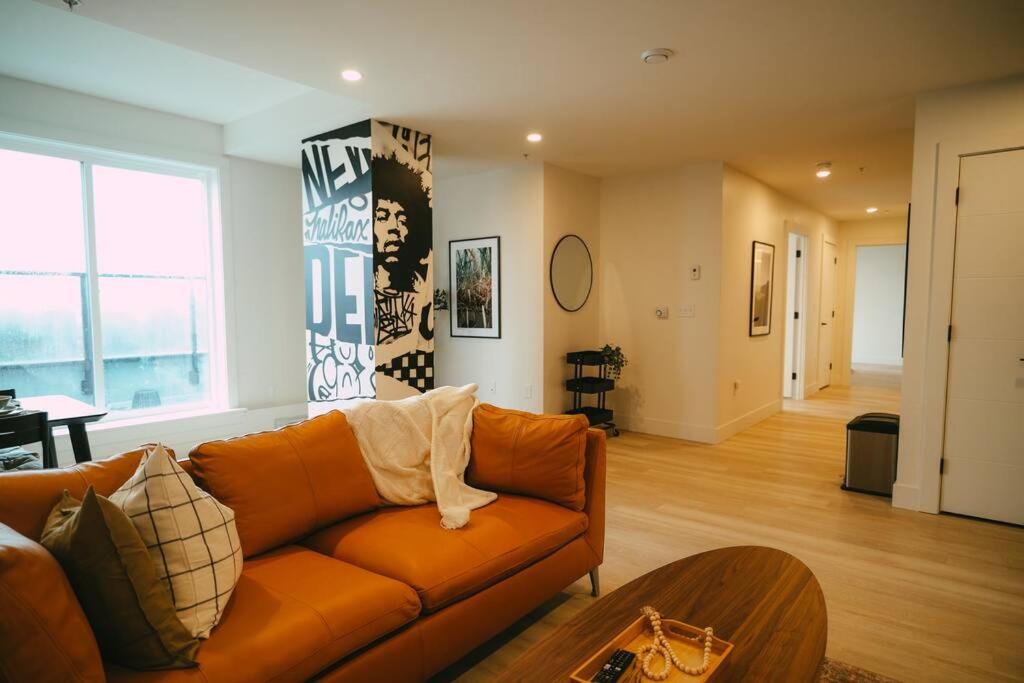 哈利法克斯NEW Stylish 2BR Condo with Views in North End的客厅里有一个橙色沙发