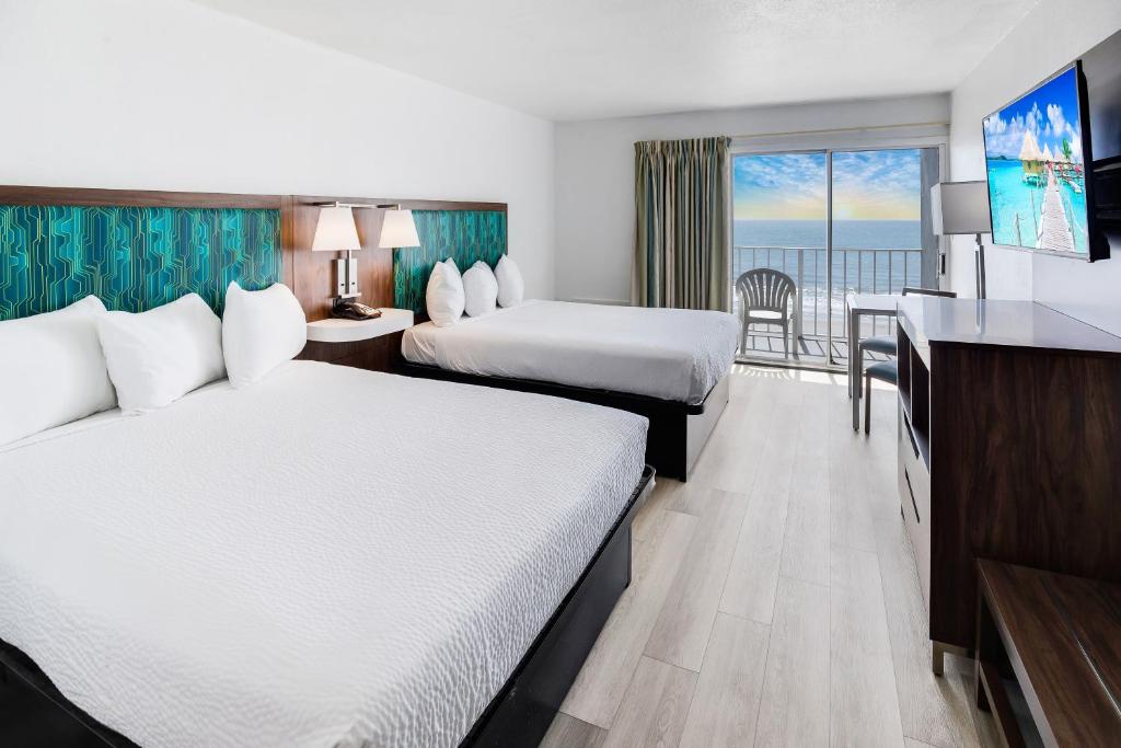 默特尔比奇蓝色大西洋套房酒店的酒店客房设有两张床和一个阳台。
