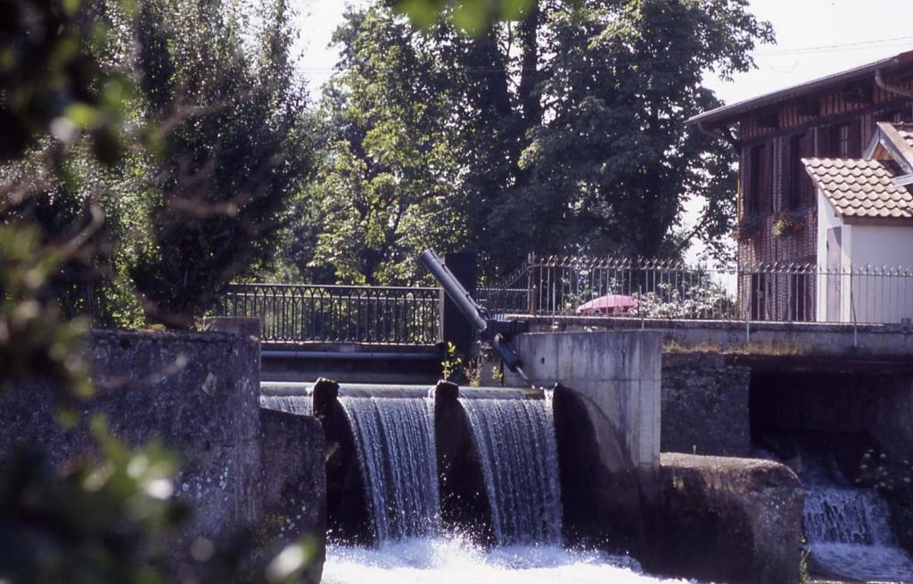 ÉclaronLe Moulin d'eclaron的喷泉公园里的水落下
