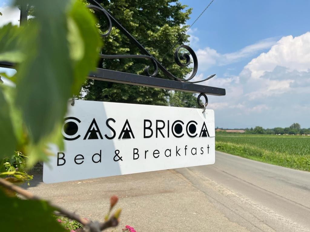 皮亚内扎Casa Bricca的路旁住宿加早餐标志