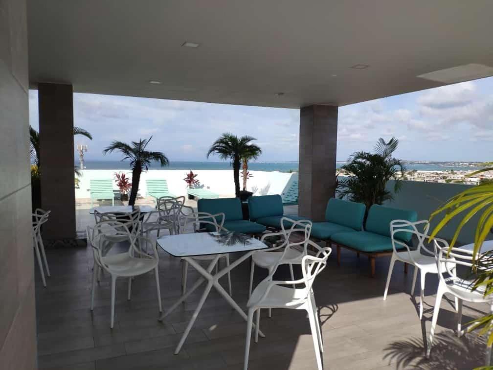 萨利纳斯Salinas Bay Suite的一个带桌椅的庭院,享有海滩美景