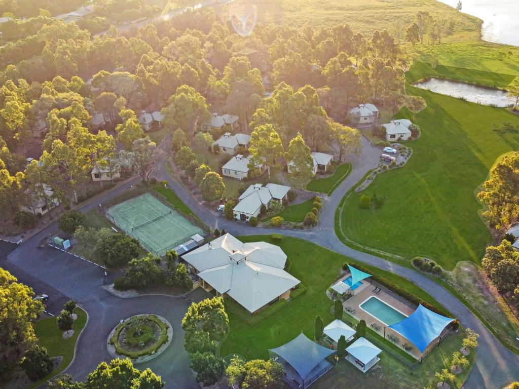 波高尔宾珀科尔滨山丘休闲度假村的享有庄园空中美景,设有网球场
