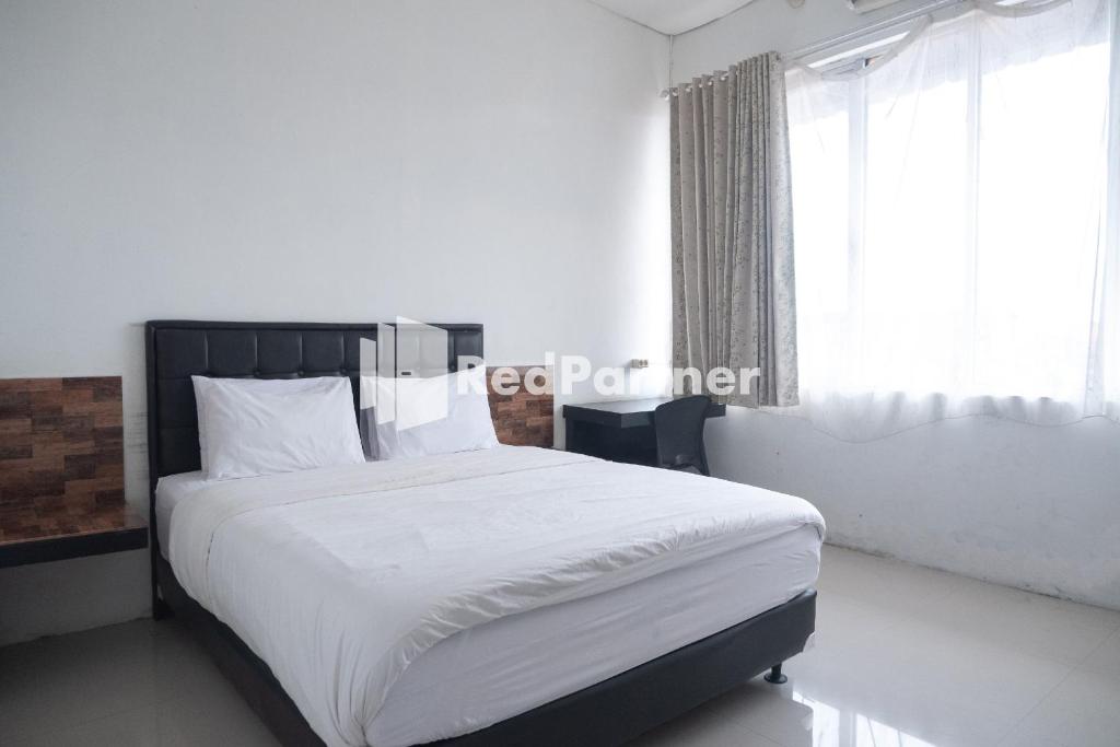 日惹Homestay C9 Exclusive Kaliurang Yogyakarta Mitra RedDoorz的一间卧室设有一张大床和一个窗户。