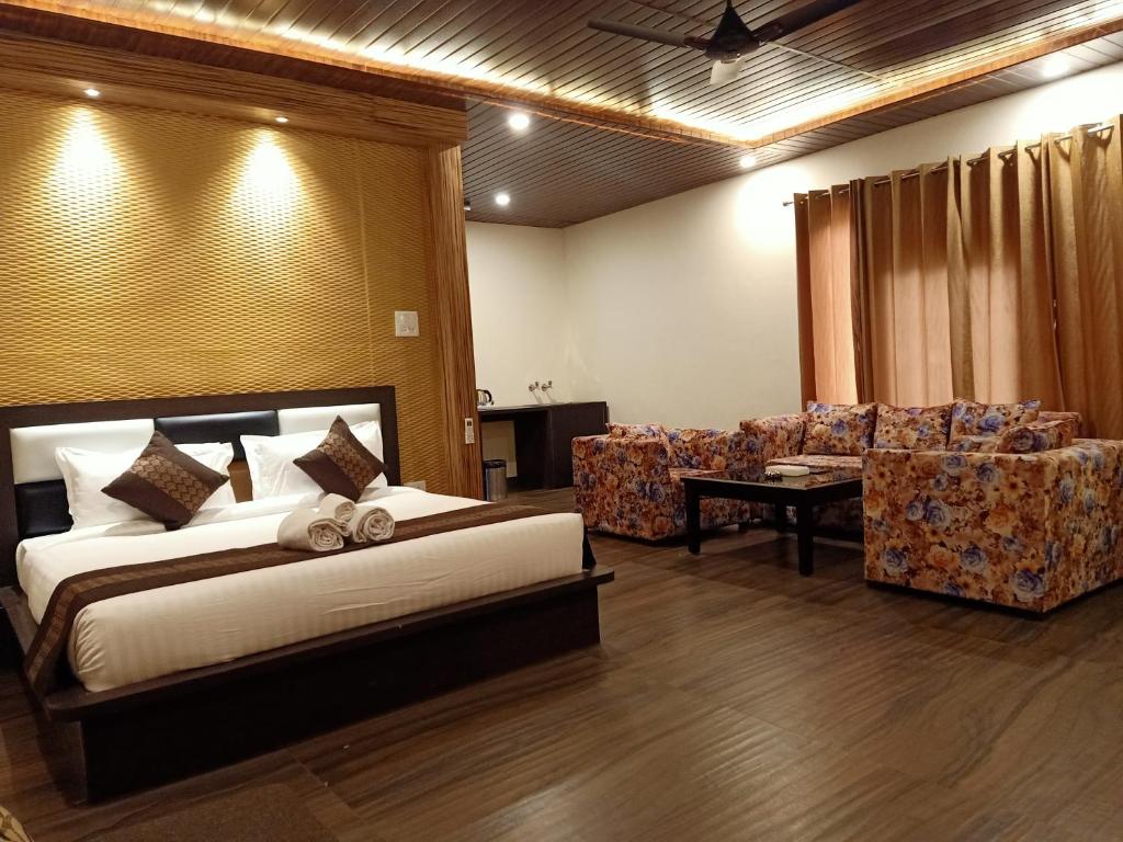 ShogiSkywood Resort Shoghi的一间卧室配有一张床、两把椅子和一张沙发
