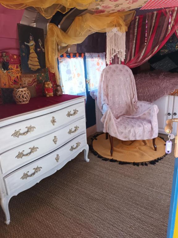 GroléjacGit'an Périgord la Bonne aventure的一间卧室配有梳妆台、椅子和床