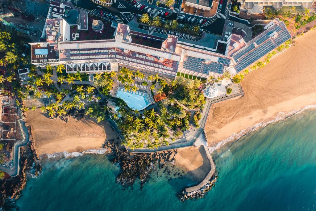 卡门港Hotel Fariones的海滩上的度假村的空中景致
