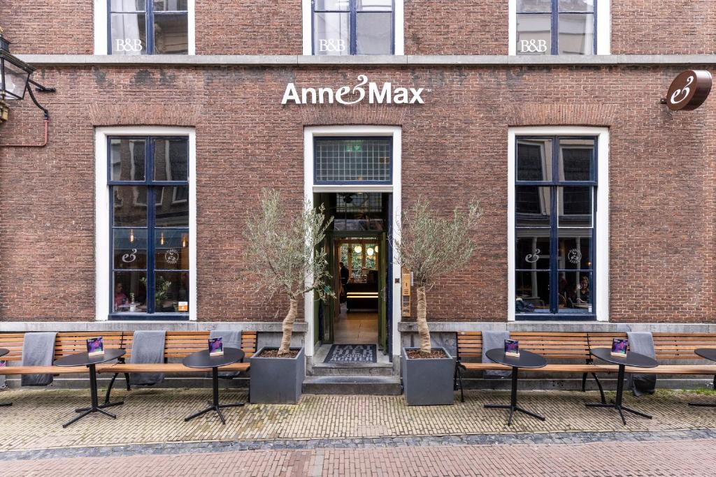 乌得勒支B&B Utrecht Domkwartier的商店前有长椅的砖砌建筑