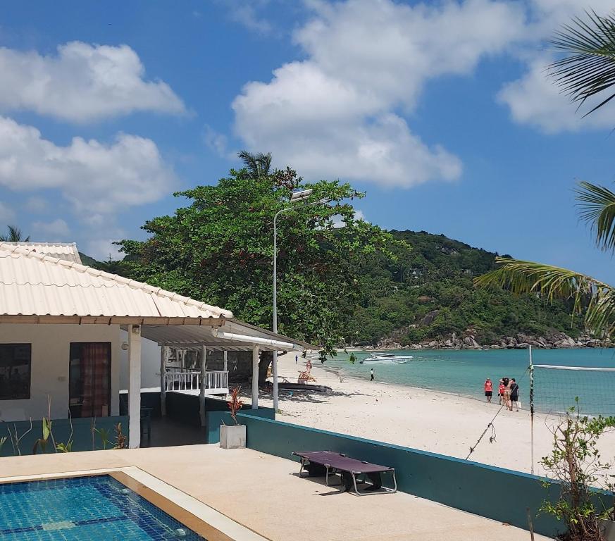 通奈潘海滩Thong Nai Pan Beach Resort的海滩旁带游泳池的房子