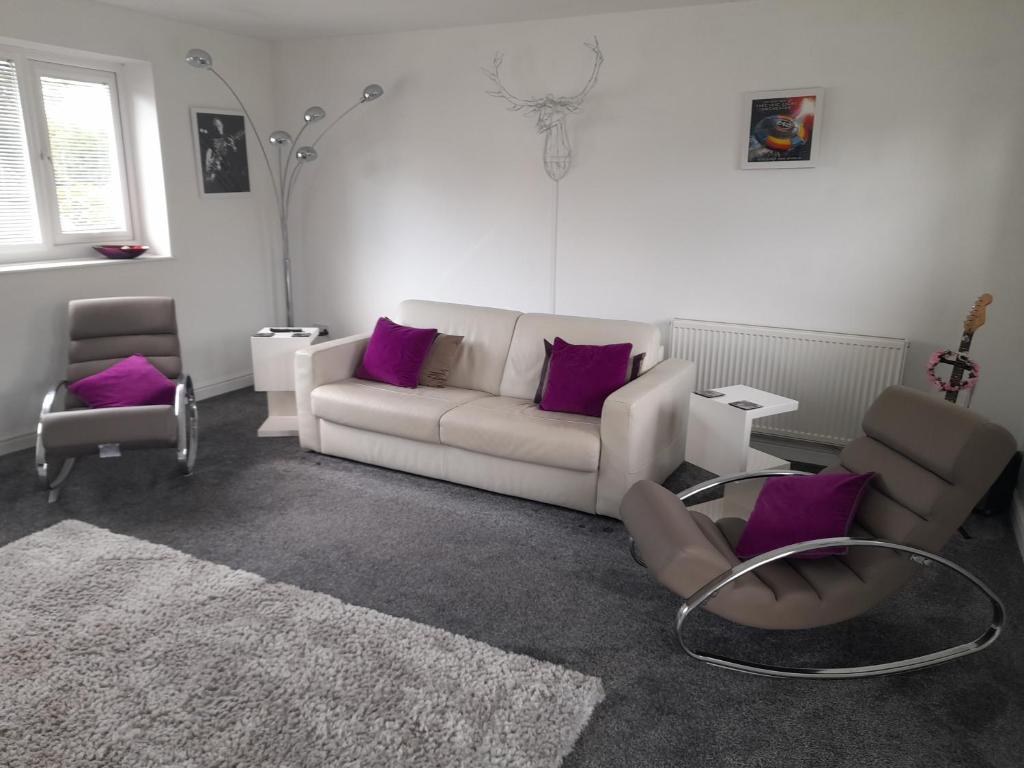 HawardenHawarden near Chester的客厅配有白色沙发和紫色枕头