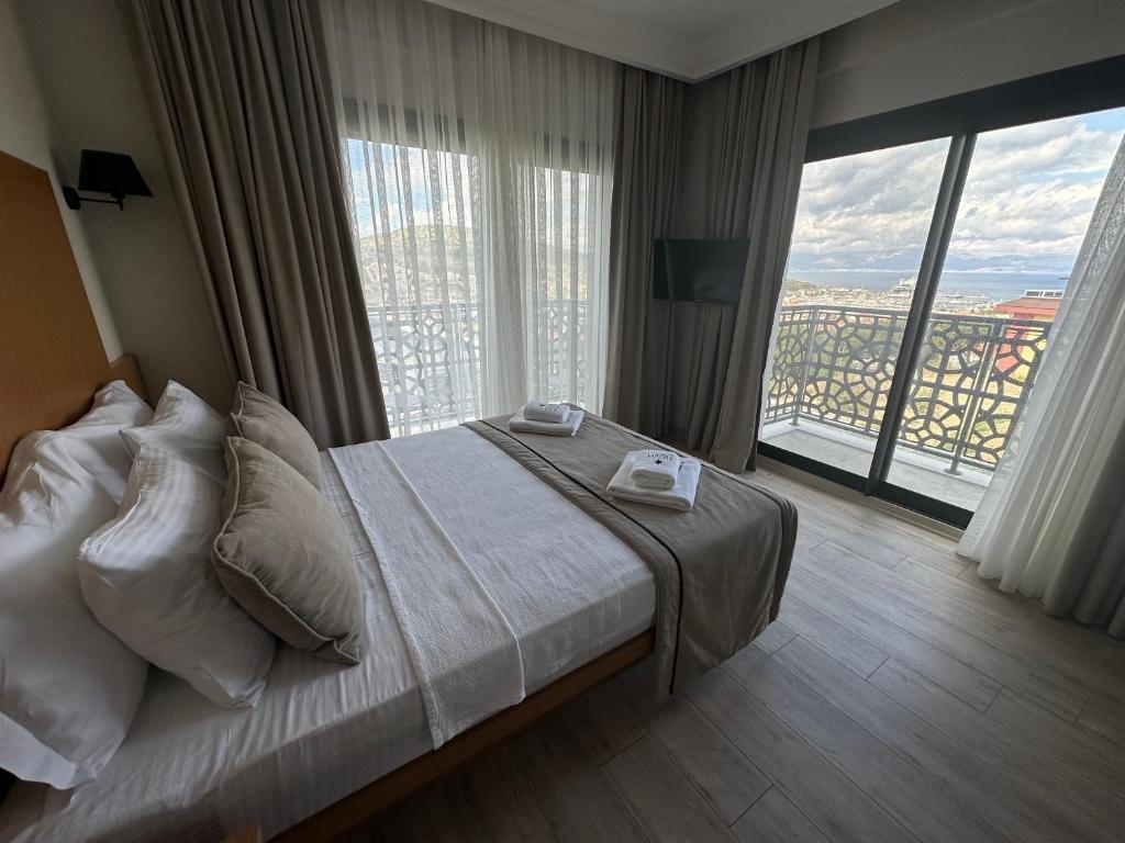 切什梅Nova Butik Hotel Çeşme的酒店客房设有一张床和一个大窗户