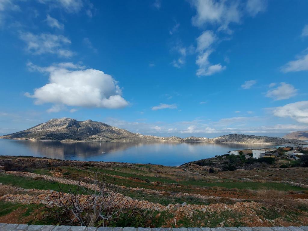阿吉亚利Amorgos Delight的享有湖泊和山脉的景色