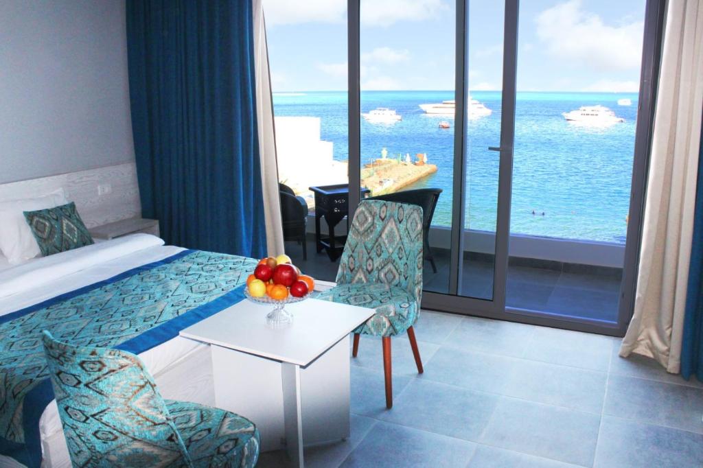 赫尔格达Shellghada Blue Beach的酒店客房设有一张床,享有海景。
