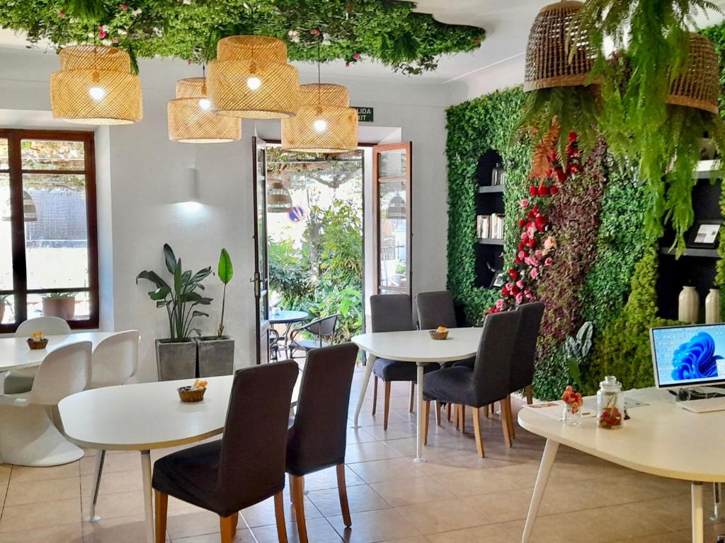 索列尔港Sol Port Soller的一间带桌椅和绿色墙壁的餐厅